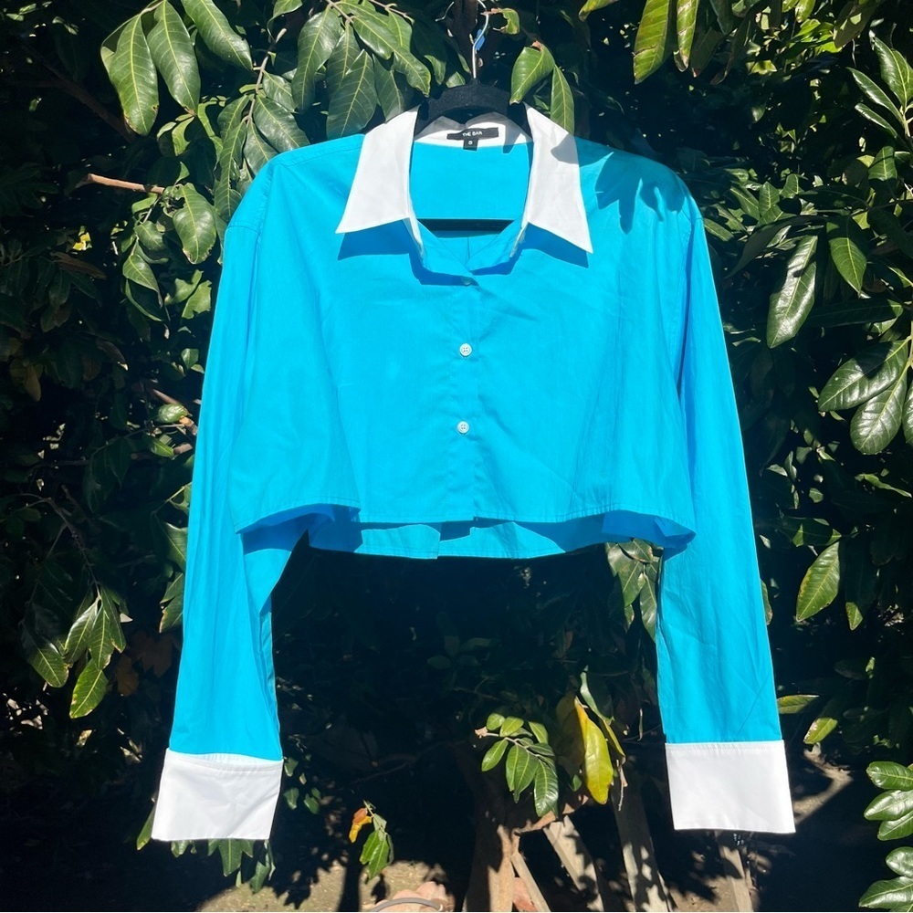 THE BAR blue cropped contrast collar cuff button up shirt
